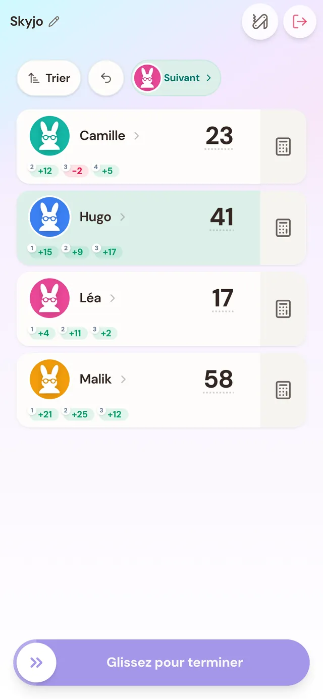 Une partie de Skyjo en cours : quatre joueurs, leurs scores et le joueur dont c'est le tour.